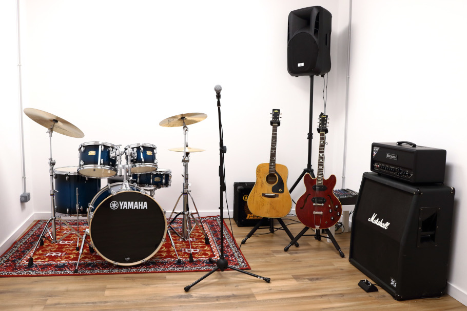 Sala Standard d'Es Niu equipada amb bateria Yamaha i amplificadors
